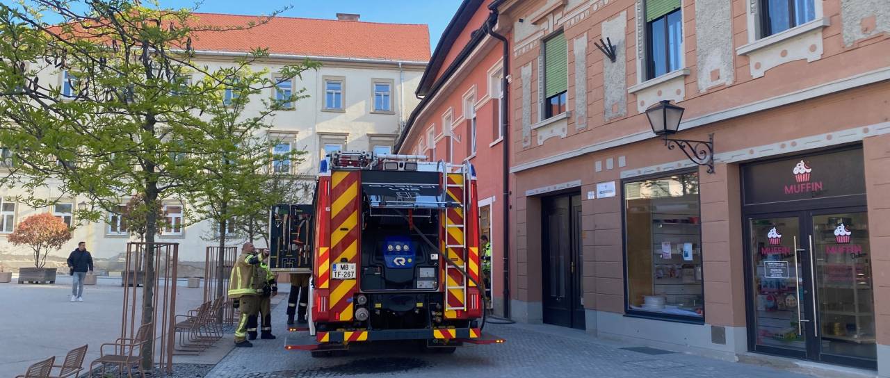 FOTO: Na Ptuju posredovali gasilci zaradi iztekanja vode