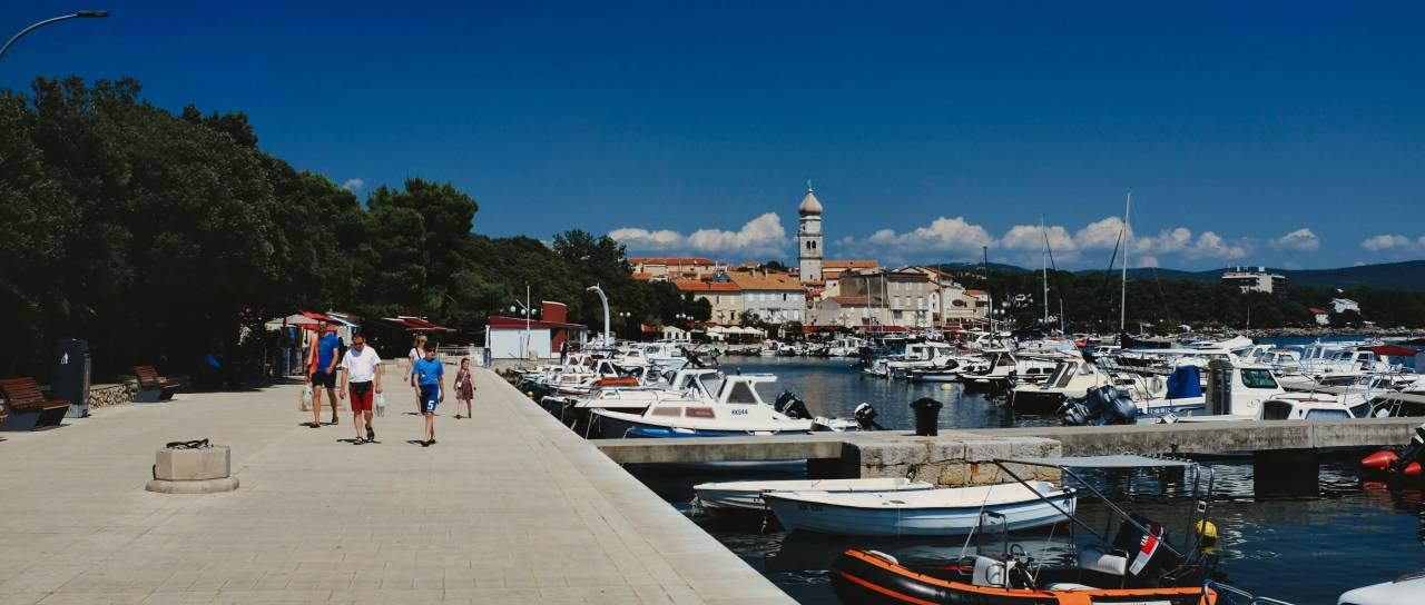 Zaradi groženj z bombo evakuirali srednje šole pri sosedih. Tudi tam, kjer Slovenci radi dopustujemo