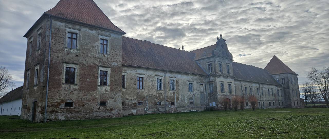 Milijonske terjatve v stečaju RIS Dvorca Rakičan, pravni spor tudi z občino in nekdanjim direktorjem