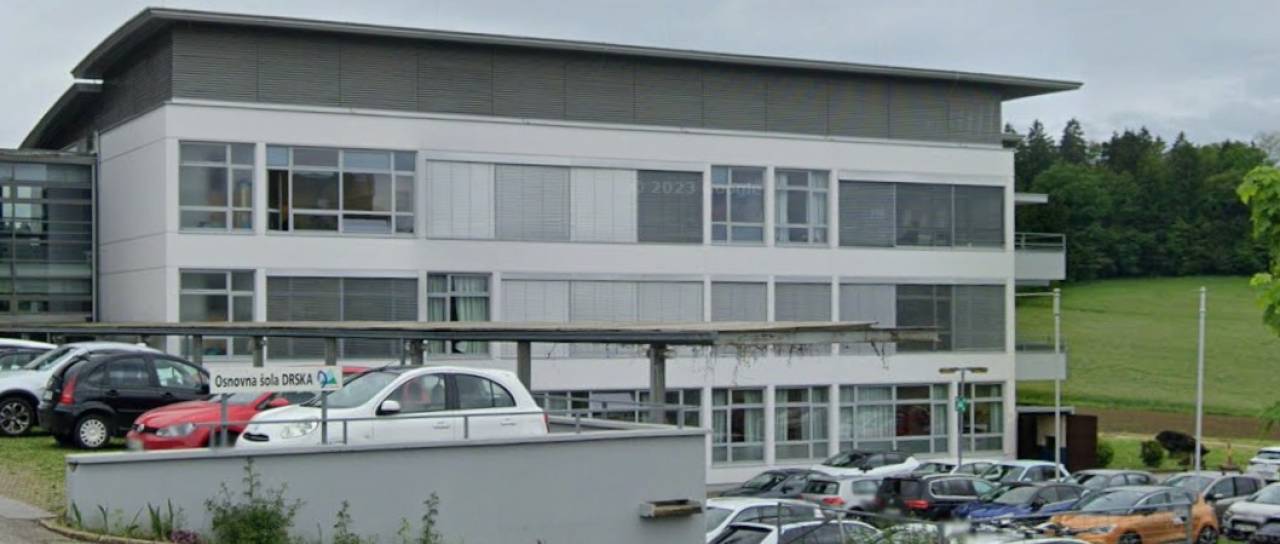 Osnovna šola Drska brez strehe: Podjetje krivdo vrača na občino, ceno projekta pa zvišalo za več kot 100 tisoč evrov