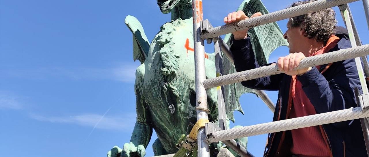 FOTO in VIDEO: Posprejali so še zadnjega zmaja na slavnem mostu, restavratorji ga bodo tako rešili