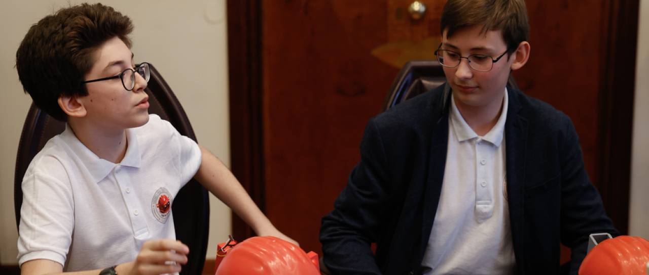 Mlada genija iz Ljubljane navdušila in zmagala: Pametna čelada, ki lahko rešuje življenja