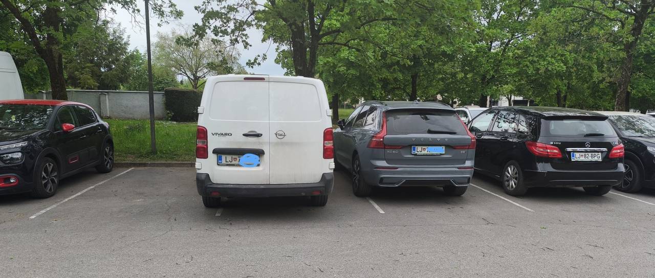 Stanovalci sami zarisali 250 parkirišč, zdaj prepir: »To so preozki parkingi, avti se bodo poškodovali!« 
