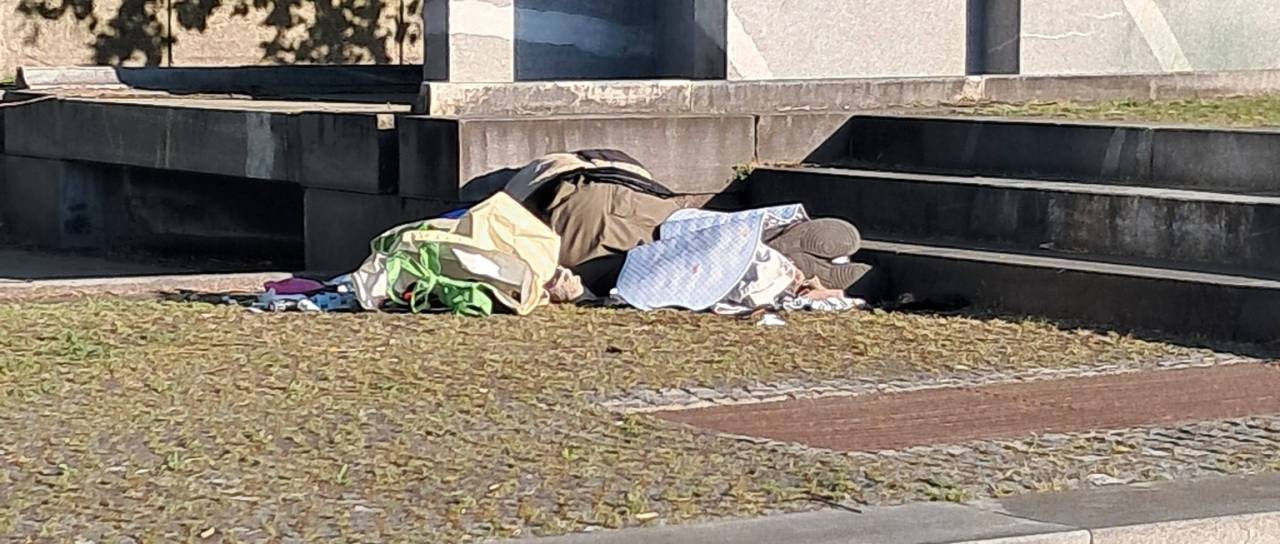 Nova šokantna podoba Ljubljane: Pred parlamentom leži človek, okoli njega injekcije z drogo