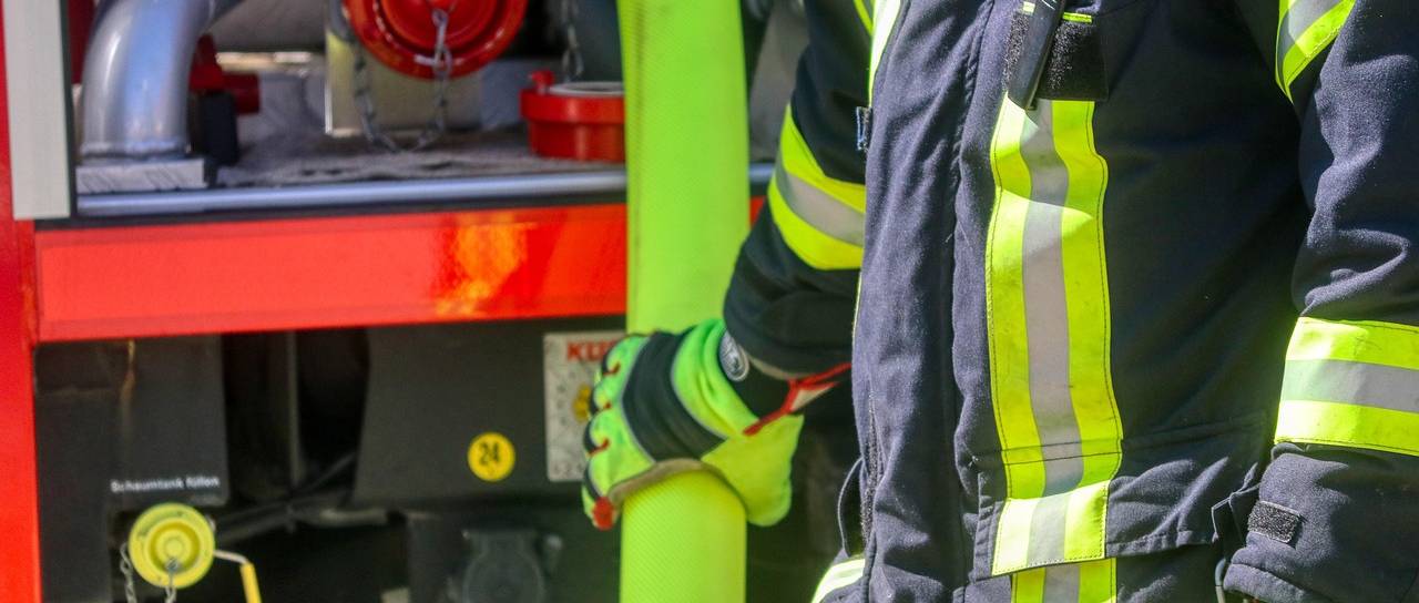 Avto zagorel v garaži v Oseku, gasilci preprečili hujšo škodo