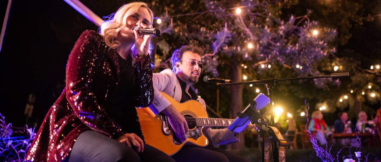 FOTO in VIDEO: Kavarna Platana obeležila drugo obletnico, za obiskovalce pripravili akustični koncert