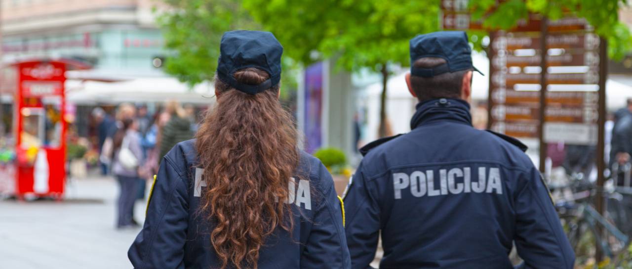 Panika v šolah, zaradi bombnih groženj evakuirali več gimnazij