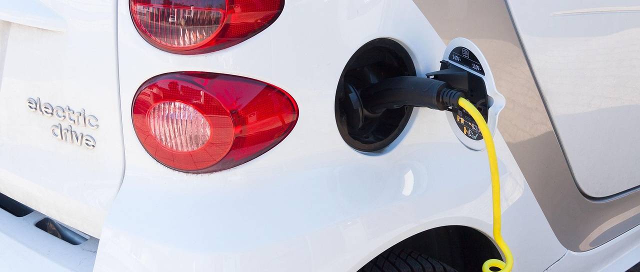 Raste zanimanje za električne avtomobile, največ Slovencev bi za avto odštelo do 30.000 evrov