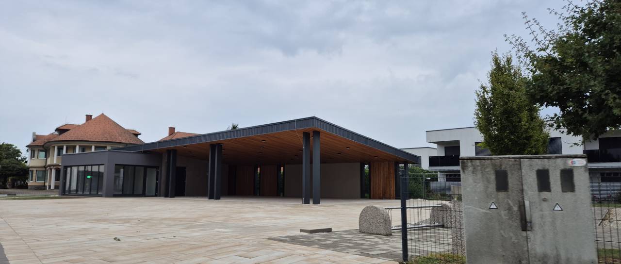 Objekt postavljen, prostori samevajo. To je razlog, zakaj slaščičarna in kavarna na tržnici še ne deluje