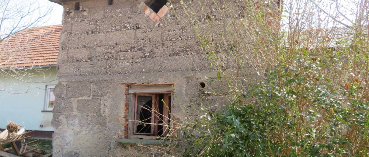 Občina prodaja delež hiše, ki razpada, brez oken, s poškodovano streho. Koliko je vredna?