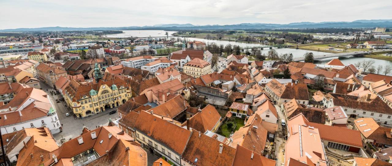 Huda nesreča pri delu v gozdu, traktor se je prevrnil na voznika