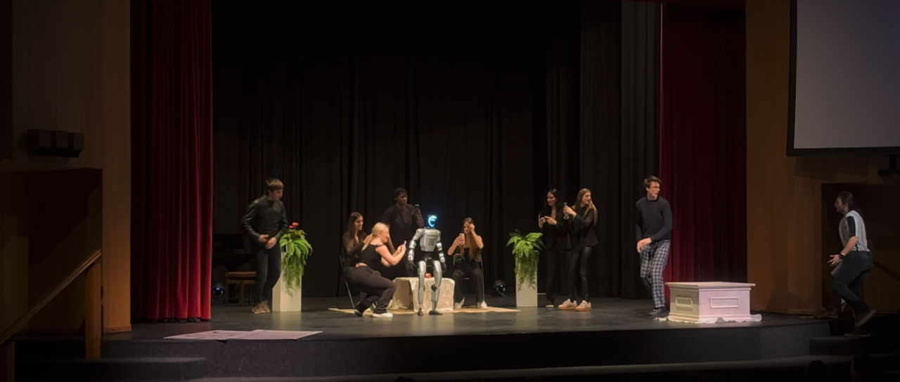 FOTO in VIDEO: Zgodovinski trenutek na Štajerskem, robot Jože prvič stopil na gledališki oder