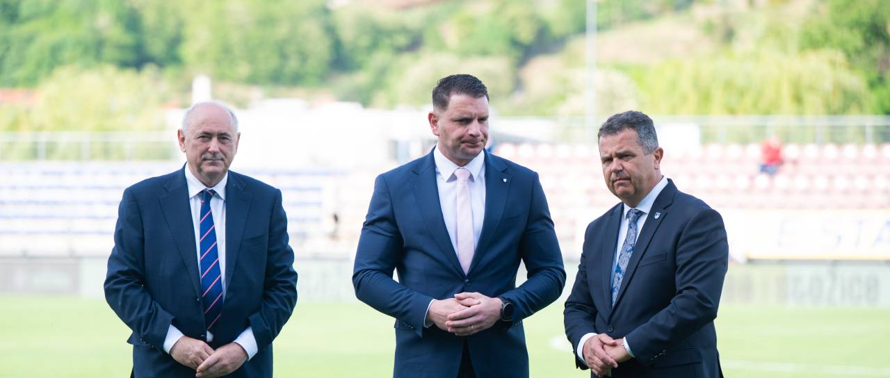 FOTO in VIDEO: Pred derbijem slavnostno predali nove igralne površine, med govorci tudi Stevanović in Mijatović