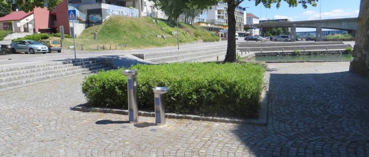Manj plastike, manj stroškov: V Mariboru pozivajo k uporabi steklenic za večkratno uporabo, kje si lahko brezplačno natočite vodo?