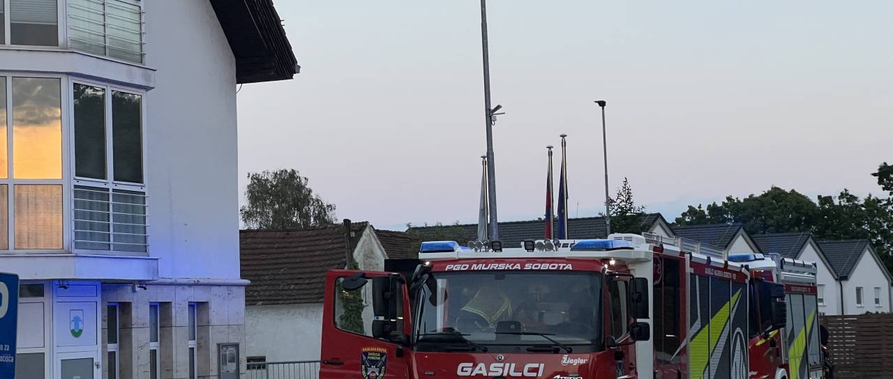 FOTO in VIDEO: Intervencija v središču Moravskih Toplic - zaradi nevarnih plinov gasilci pri občinski stavbi