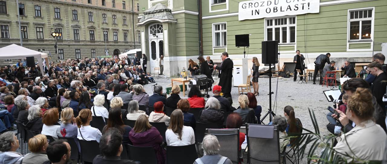 FOTO in VIDEO: Ker prenova SNG Drama stoji, so predstavo odigrali kar pred gledališčem