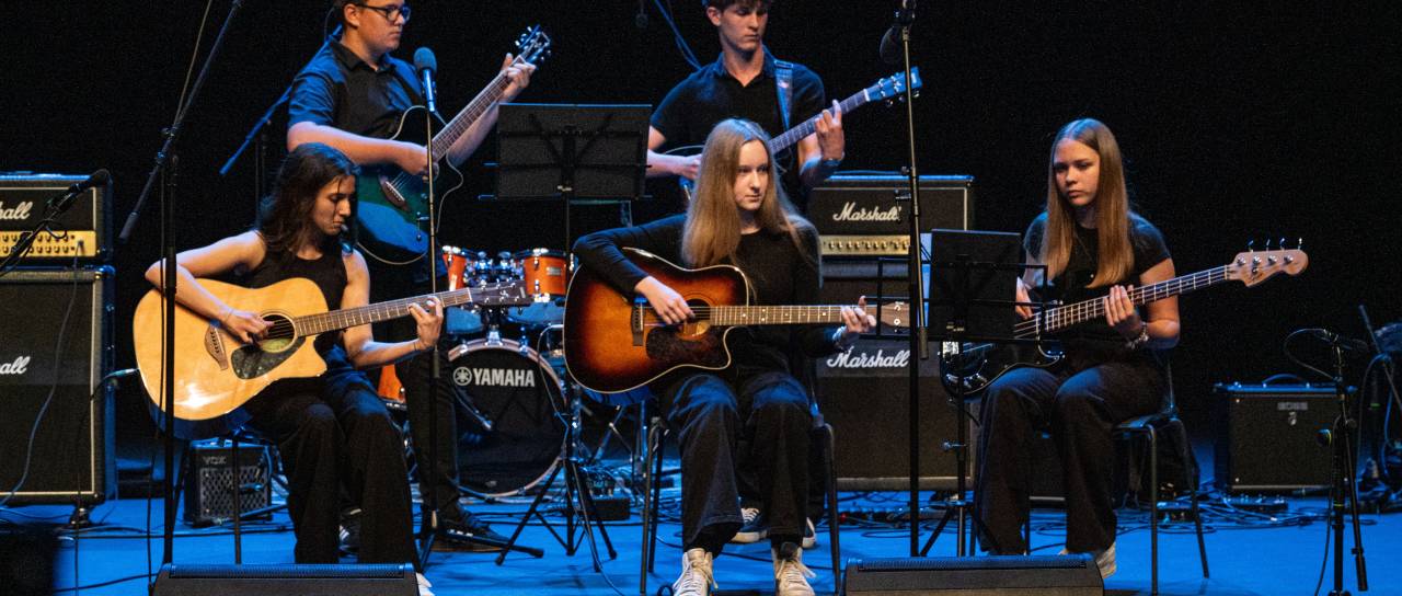 FOTO in VIDEO: Mladi glasbeni talenti navdušili na Odprtem odru Gledališča Park 