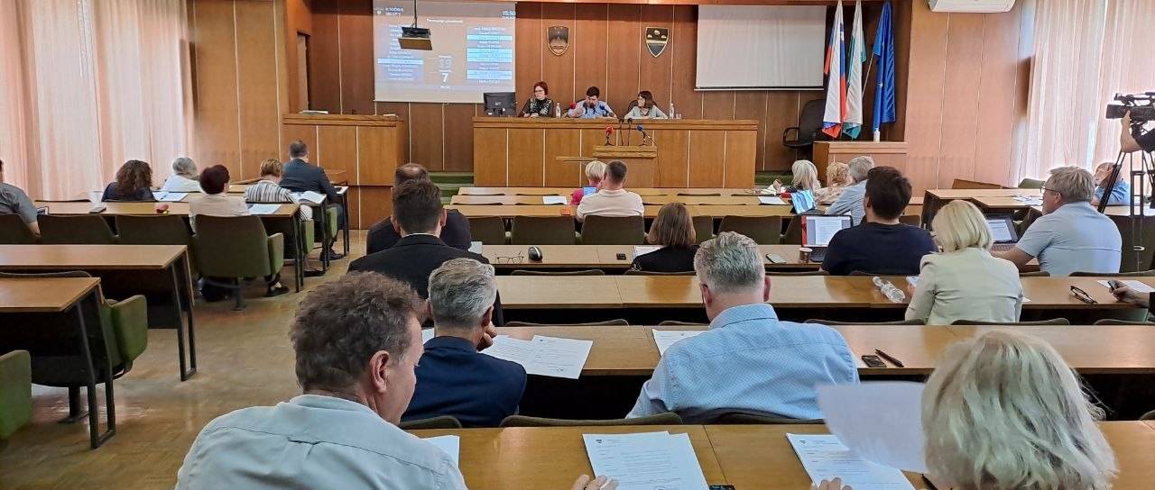 Potrjene nove cene odvoza odpadkov, Gjörek potrjena za direktorico, Antalics častni občan