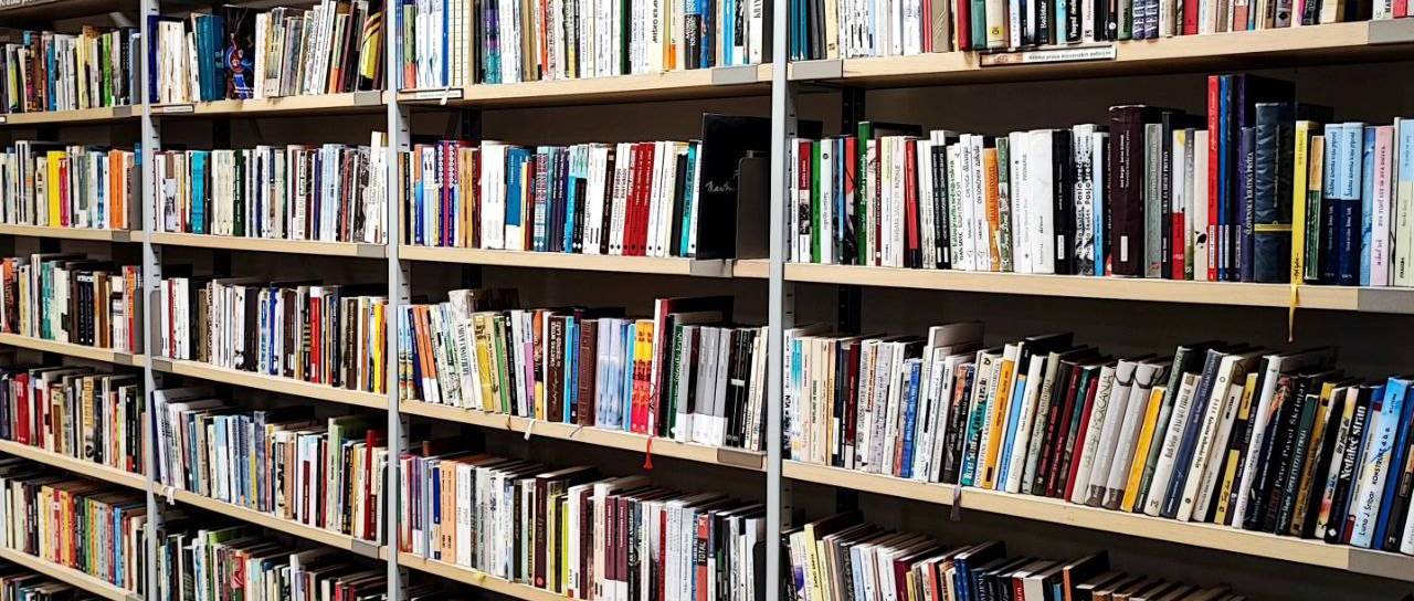 Slovenska literarna elita v finalu za kresnika: To so romani, ki se borijo za 7.000 evrov