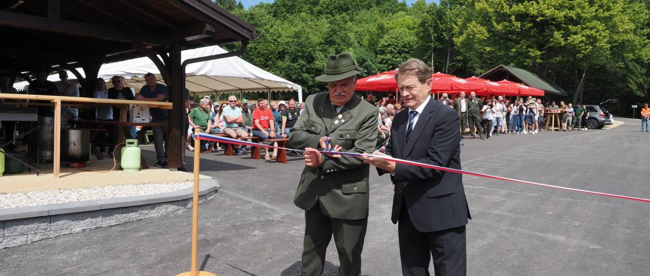 Prenovljena pot na Žeželj uradno odprta