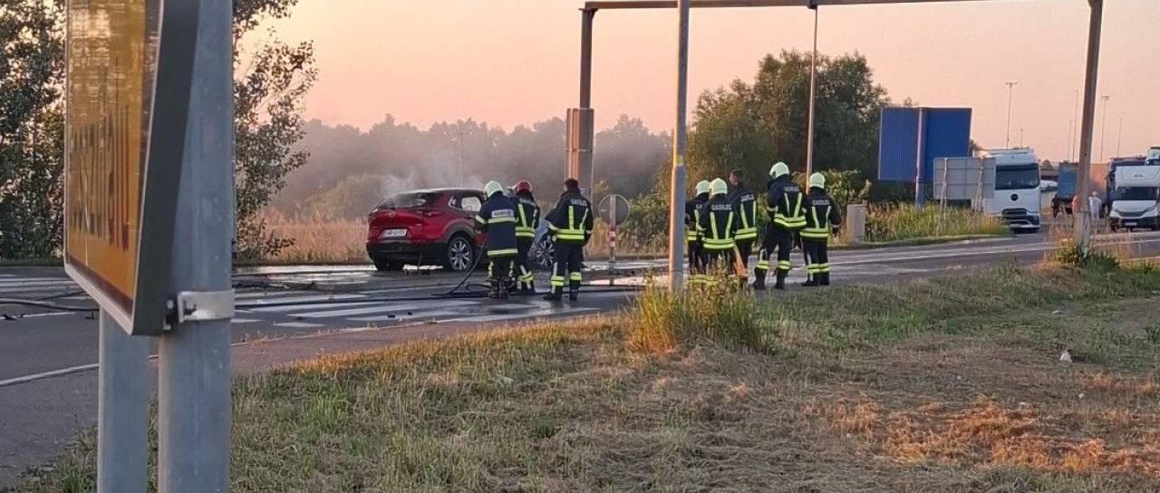 V Pomurju gori vozilu, posredovali so gasilci