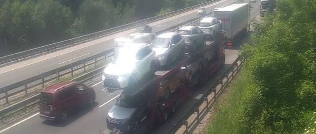 Tragedija na primorski avtocesti: 63-letnik umrl v silovitem naletu tovornjaka, promet stoji