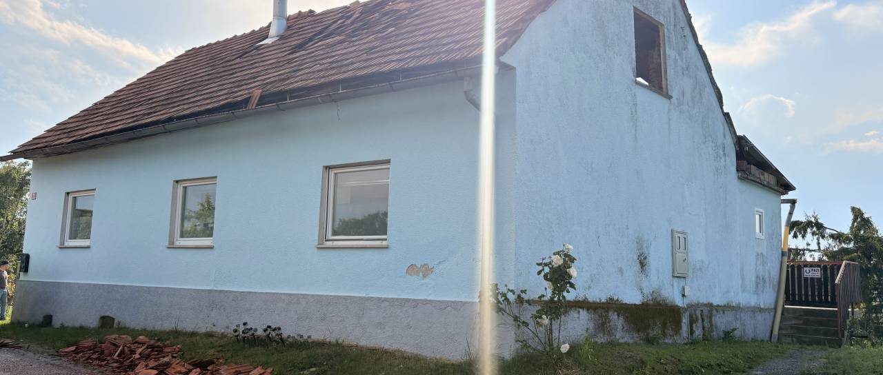 FOTO: Hudo neurje v Slovenskih goricah odkrivalo strehe in podiralo drevesa