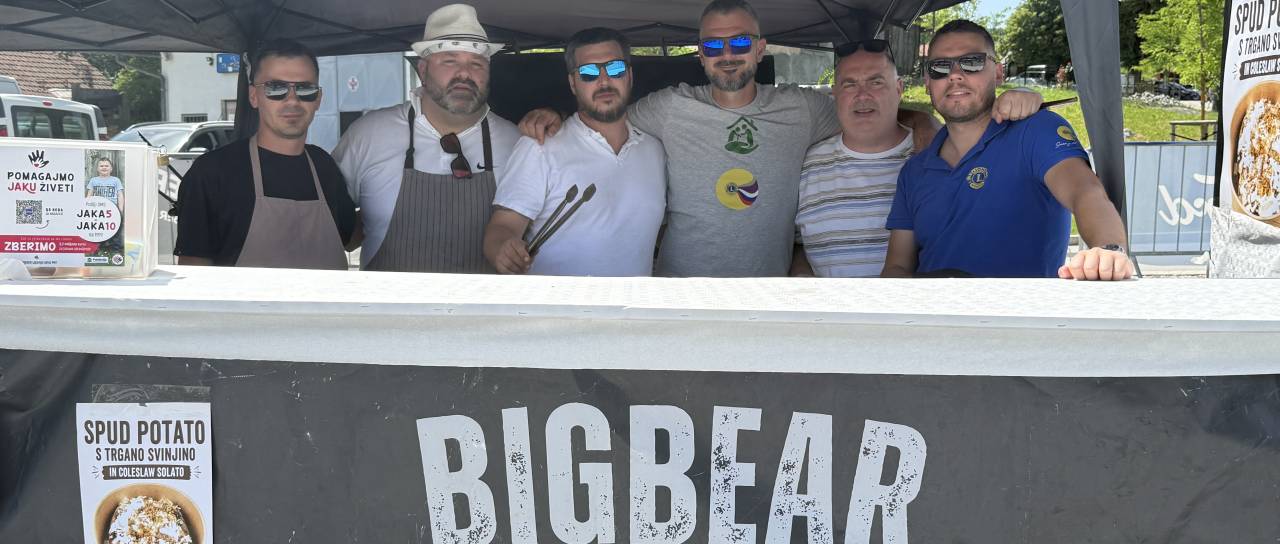 Lepa gesta kočevskega Big Bearja in podpornikov: Z dobrodelnimi čevapčiči na pomoč Jaku Škofu