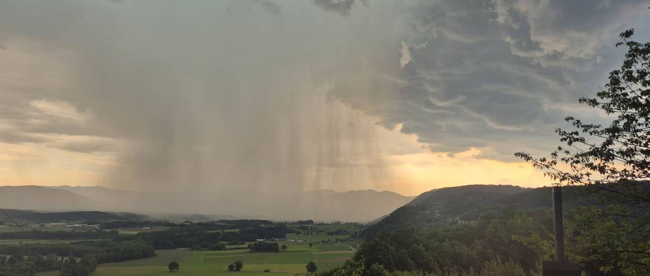 Trenutno burno nad Novim mestom in v okolici Krškega