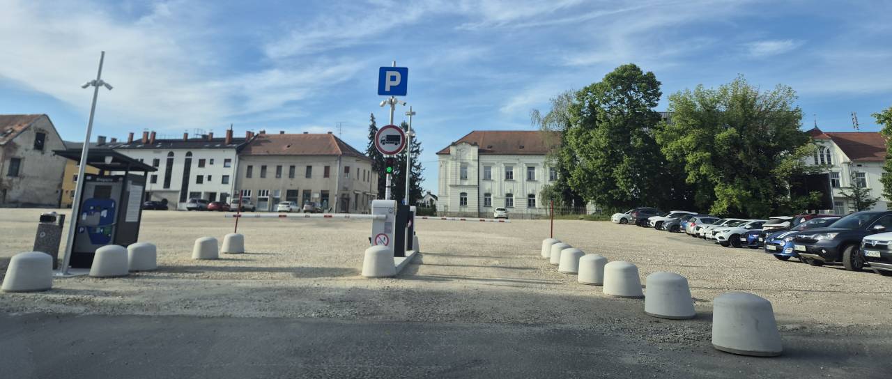 FOTO in VIDEO: Plačljivo parkirišče praktično prazno, pojavile so se tudi prve težave