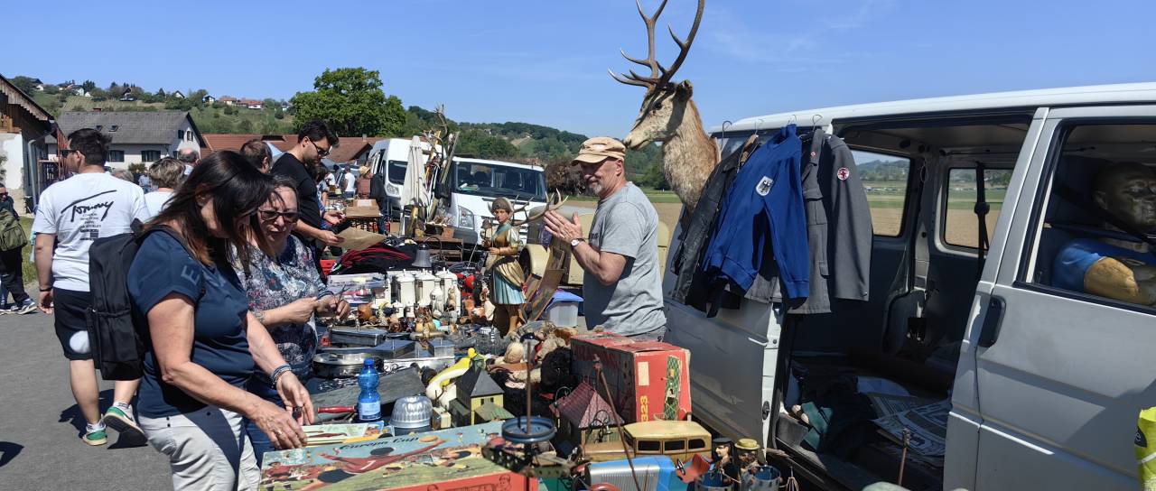 Bolšji sejeme nedaleč od meje privabil tudi številne Slovence