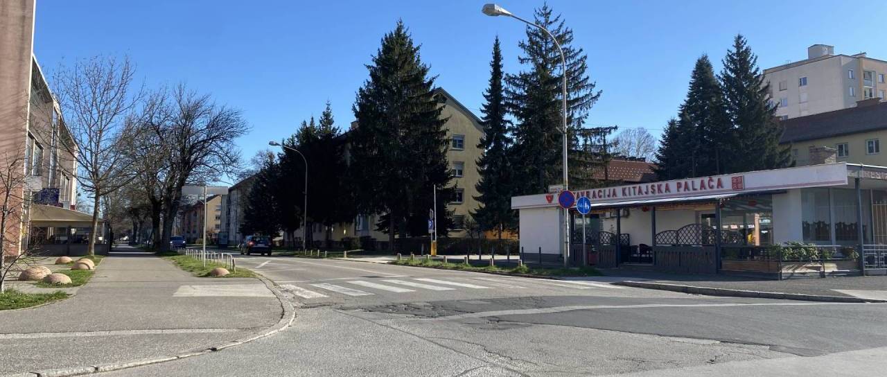 Stroji na Ljubljanski ulici v Mariboru bi že morali brneti: Kje se je zataknilo?