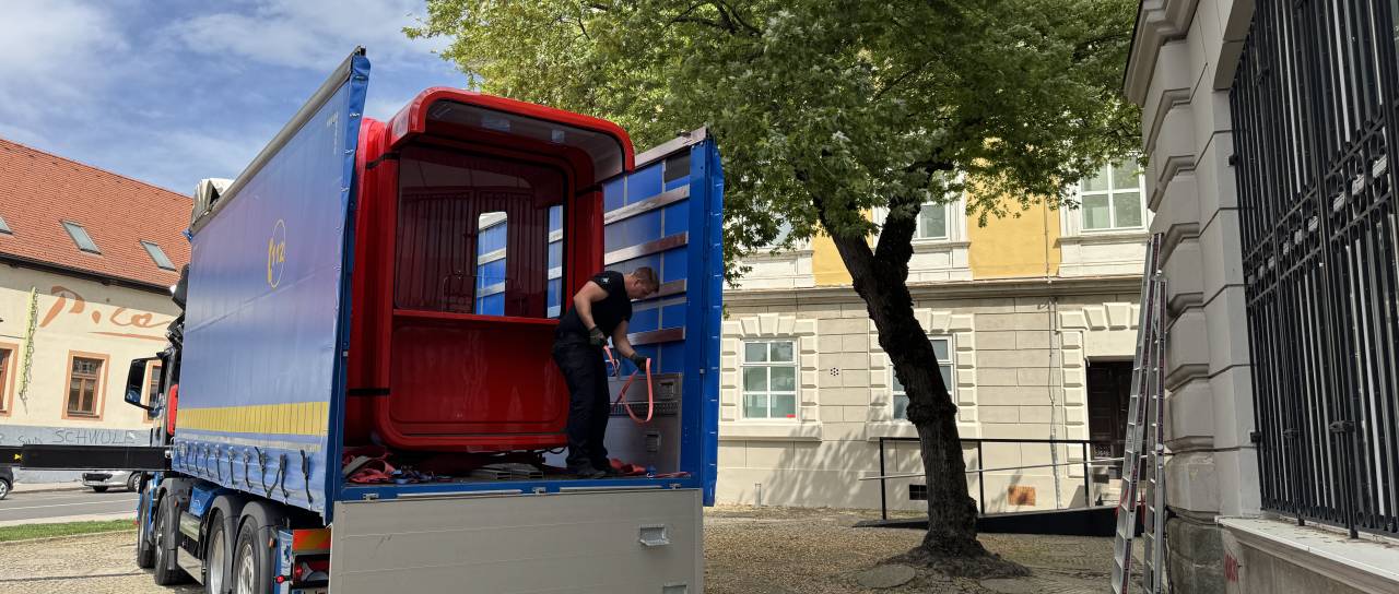 FOTO in VIDEO: Maribor dobil prenovljeni kiosk K67. Oblikovalska ikona znova oživela pred galerijo ...