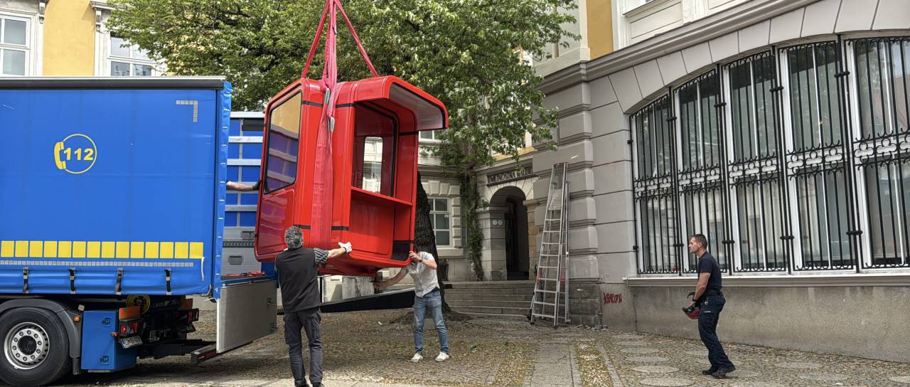 FOTO in VIDEO: Maribor dobil prenovljeni kiosk K67. Oblikovalska ikona bo znova oživela pred galerijo 