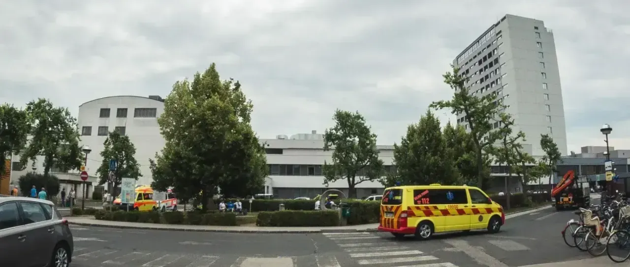 V UKC Maribor naj ne bi delovala klima: Ljudje omedlevajo, v operacijskih je skoraj 30 stopinj