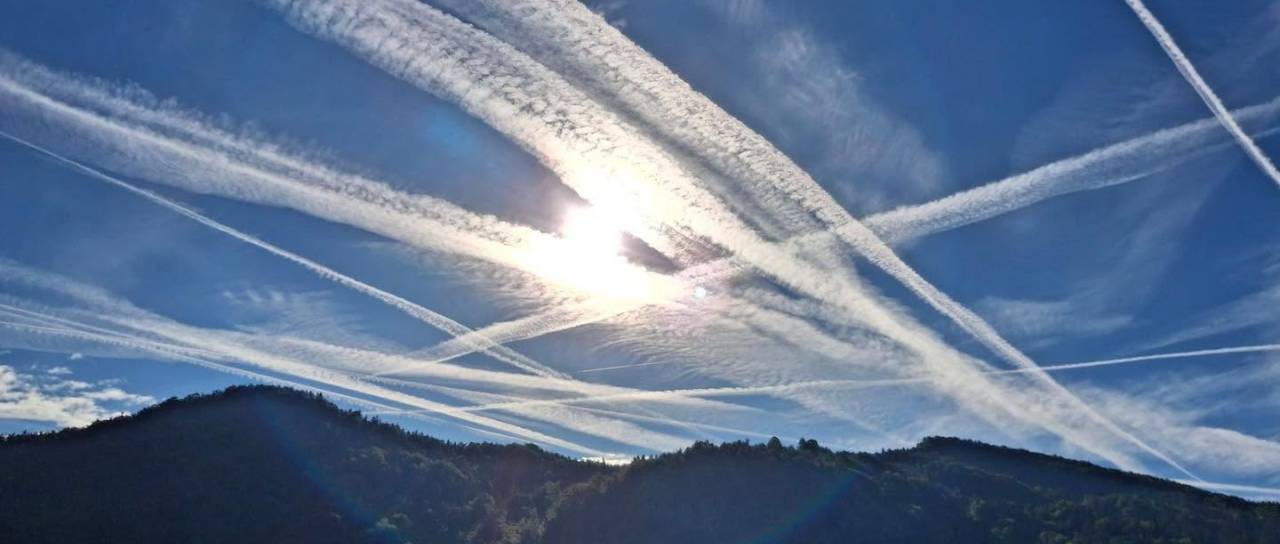 Kaj v resnici pomenijo bele sledi za letali? Meteorologi zavračajo teorije zarote
