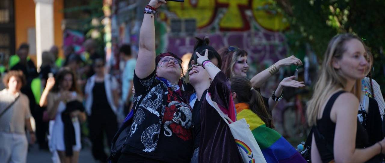 FOTO in VIDEO: Ljubljana v znamenju Parade ponosa, osrednji dogodek povorka po mestnih ulicah