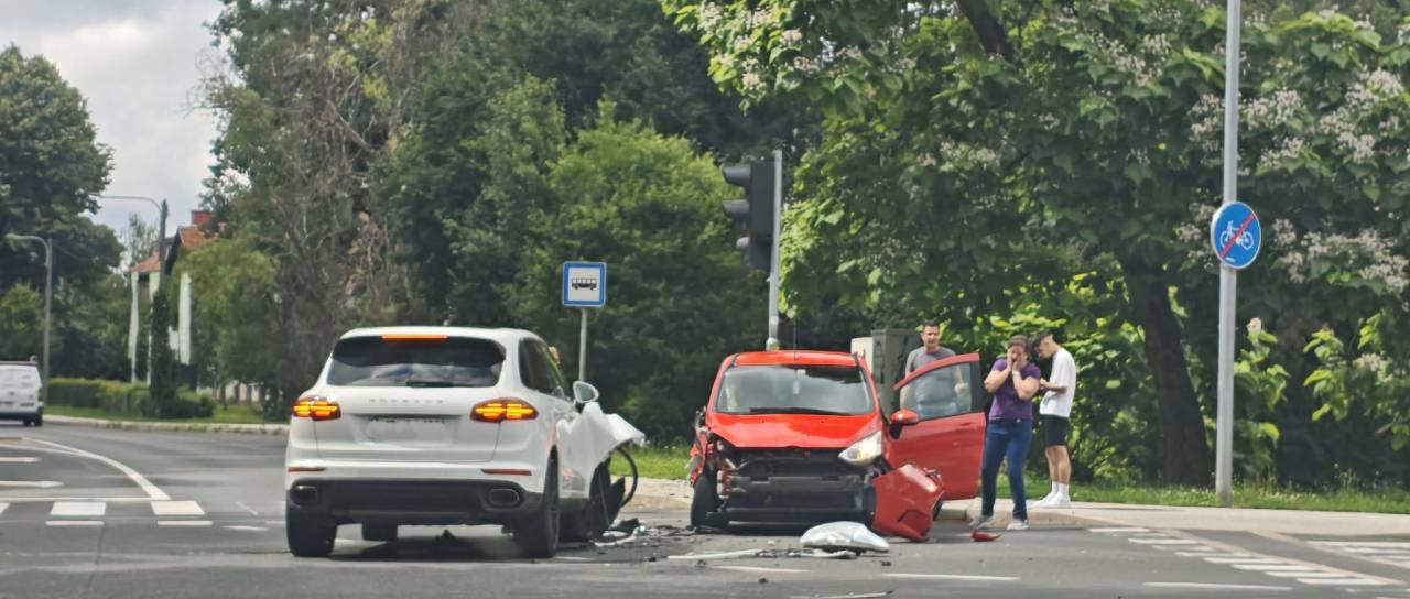 V križišču v Rakičanu trčila avtomobila, promet oviran