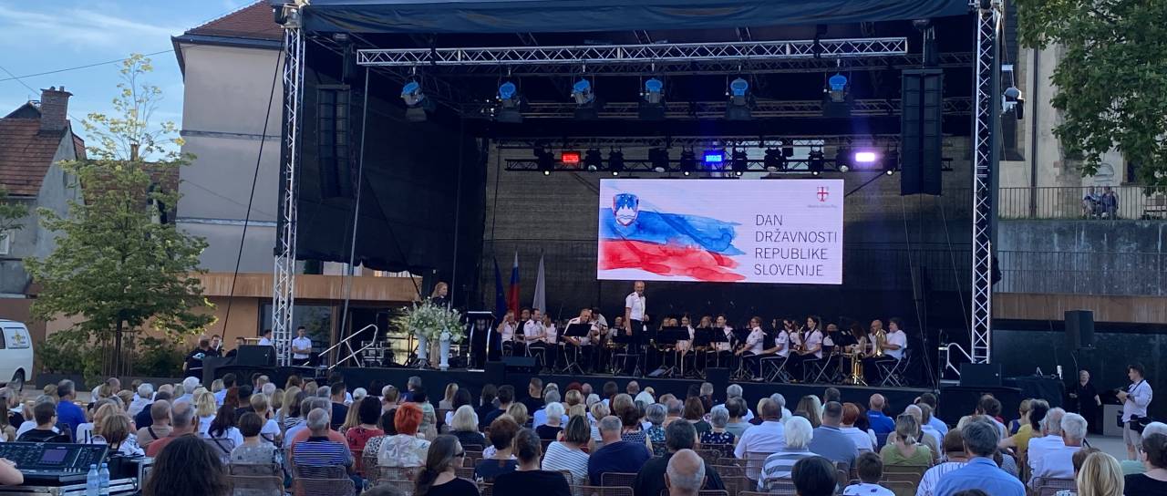 FOTO in VIDEO: Ptujčani skupaj ob dnevu državnosti, slavnostni govorec poslanec Jožef Lenart