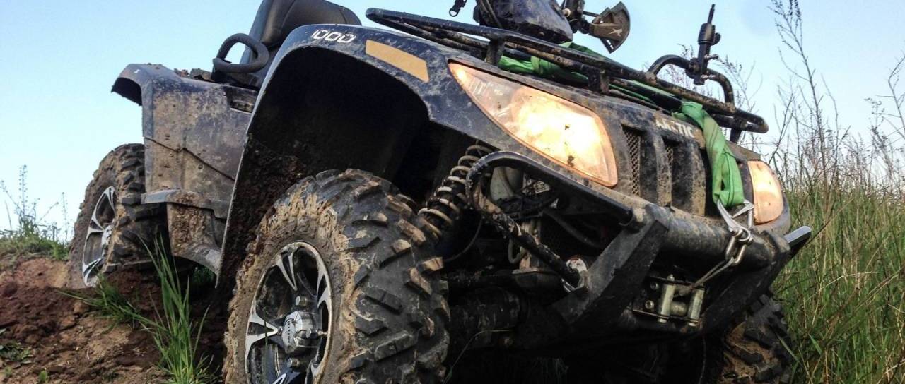 Brez vozniškega dovoljenja na štirikolesniku, predelan moped zasežen: Pomurski policisti obravnavali devet kaznivih dejanj