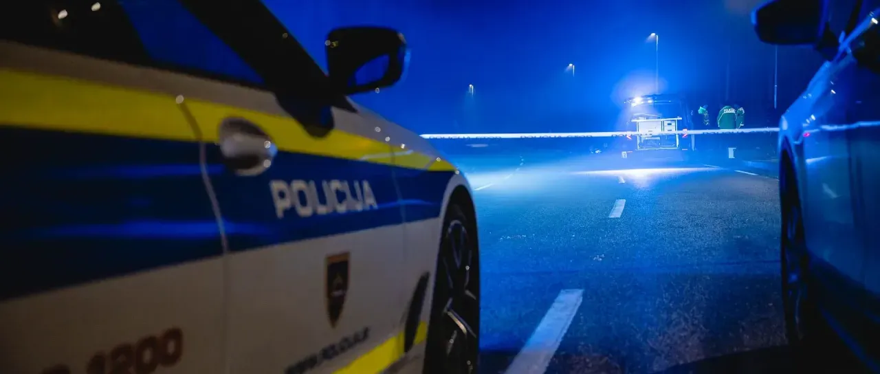Pri Murski Soboti zletel s ceste, prebil ograjo in pristal na dvorišču