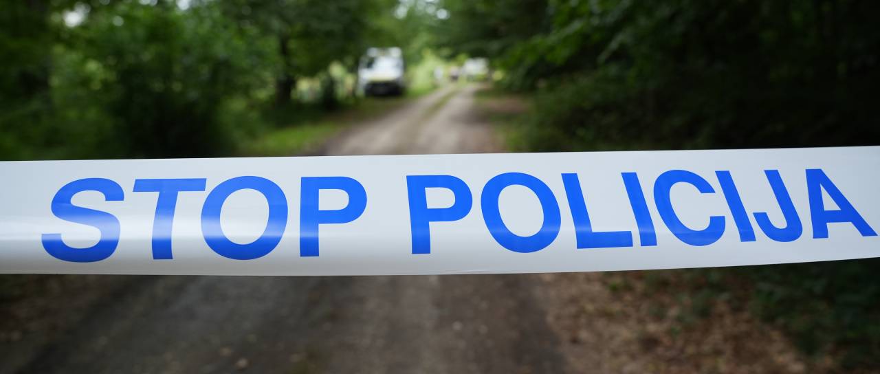 Policija razkrila podrobnosti tragedije: Znano, kdo je umrl v ribniku