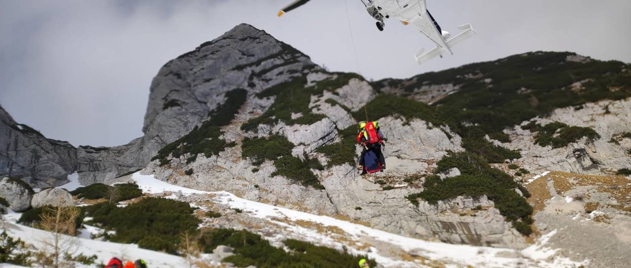 Skala je bila usodna za alpinista na pobočju Vršičev. V dolino so ga prepeljali s helikopterjem