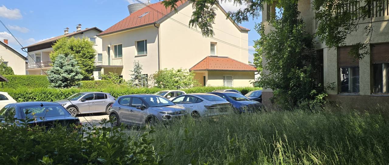 Vozniki v Murski Soboti našli drugo 'divje parkirišče', objekt pa propada vsem na očem