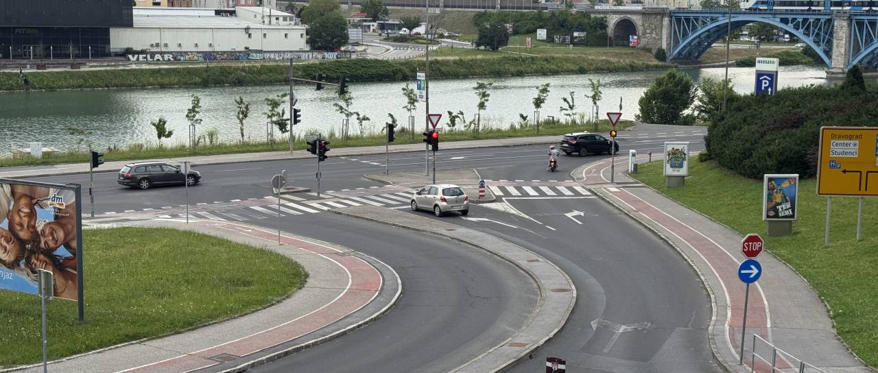 FOTO in VIDEO: Pri Europarku znova pozivi h krožišču: Zastoji, nestrpnost in nevarne situacije, občina odgovarja