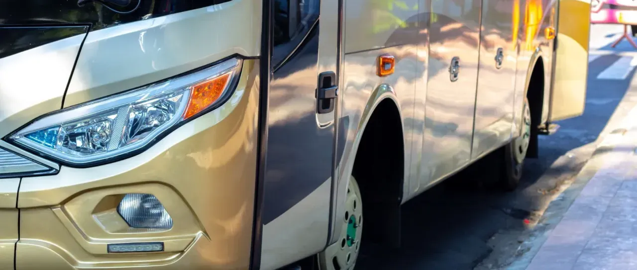 Požar zajel avtobus s potniki, sledila je hitra evakuacija