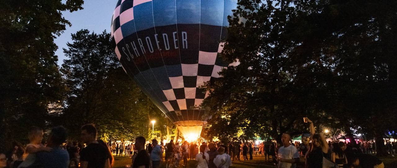 FOTO in VIDEO: Mestni park zažarel v soju toplozračnih balonov