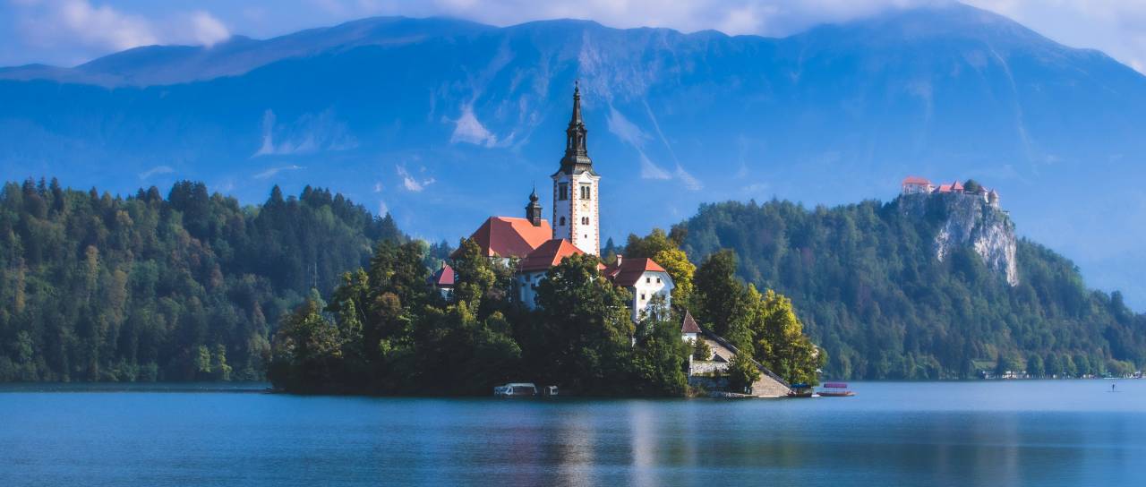 Se odpravljate na Bled? Za kopanje na priljubljenem delu jezera vas lahko doleti 200 evrov kazni