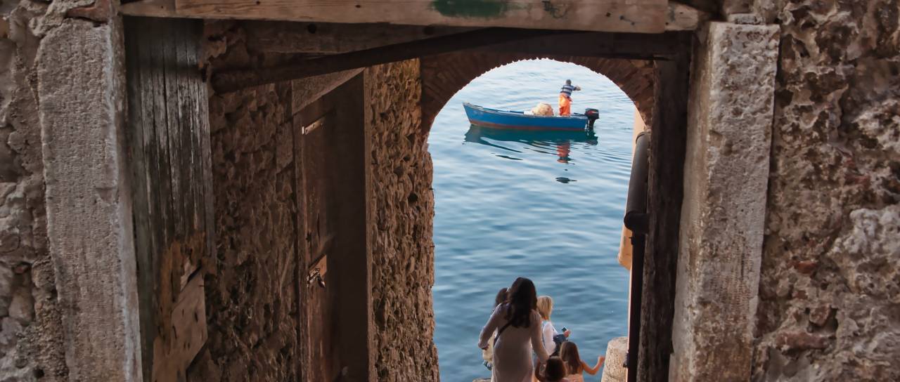 Policija starše opozarja pred poletjem: takšno početje na plaži ne sme ostati spregledano