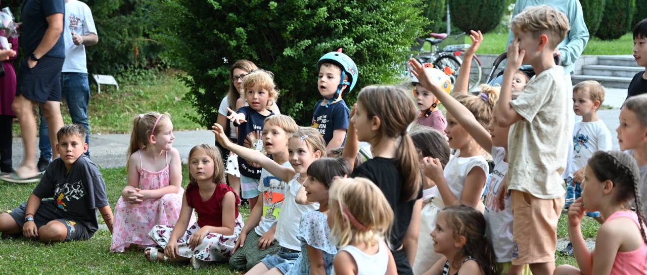 FOTO in VIDEO: Družine uživale v predstavi Dr. Ulooźe: Date